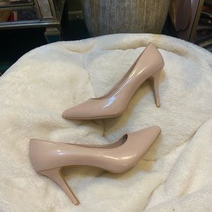Nude patent leather pumps